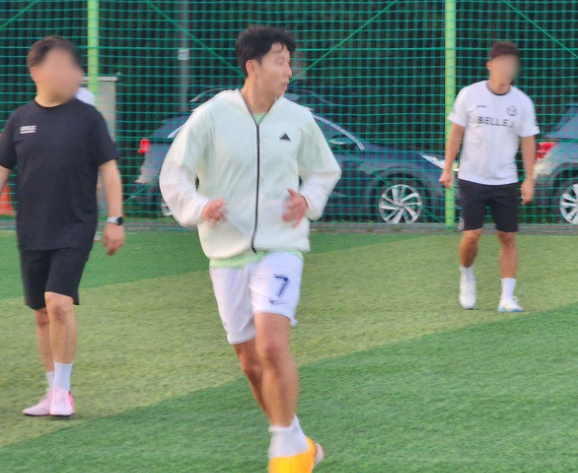 서울 광진구 아차산 풋살장에서 시민들과 축구를 즐기고 있는 손흥민. [사진=온라인 커뮤니티 갈무리]