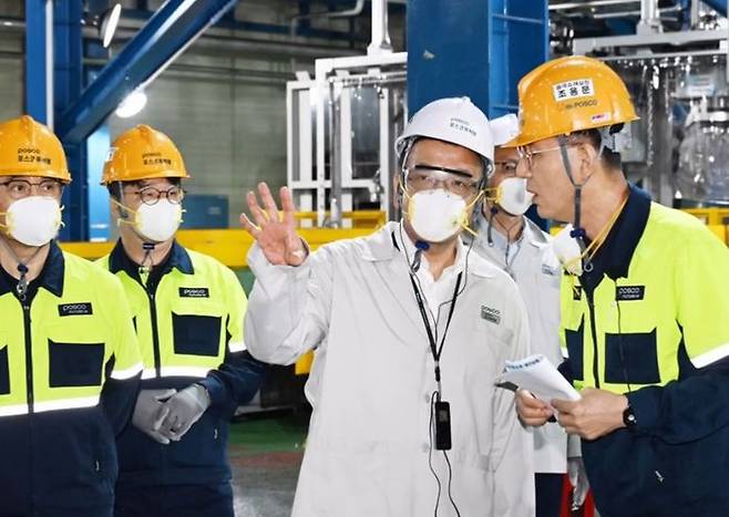 최상목 부총리 겸 기획재정부 장관(가운데)이 유병옥 포스코퓨처엠 사장 등 임원진과 24일 포스코퓨처엠 음극재 공장을 점검하고 있다. 최상목 부총리 인스타그램.
