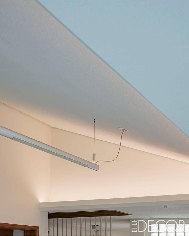 거실 층고가 아파트의 1.5배 정도에 달할 정도로 높다. 면과 면이 만나 만들어지는 각도도 무척 매력적이다.