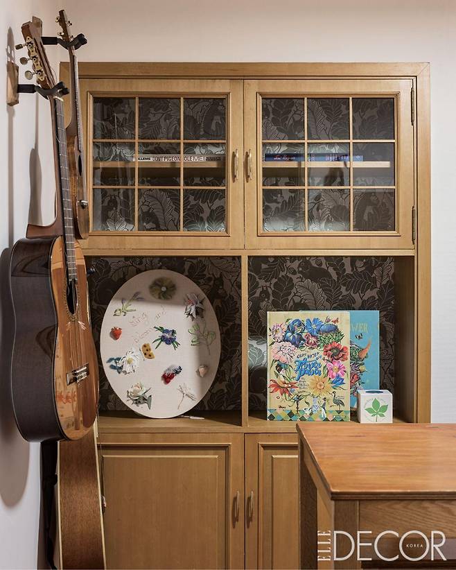 2층 안쪽에 있는 작은방은 창문이 없어 고요하게 시간을 보내기에 적당하다. 붙박이 수납장에 다브에서 구입한 패턴 벽지를 시공해 색다른 포인트를 더했다.