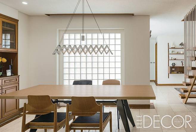 유리블록 벽이 있어 자연스럽게 햇빛이 유입되는 다이닝 룸. 비트라 EM 테이블과 스탠더드 체어가 클래식한 분위기와 잘 어울린다.