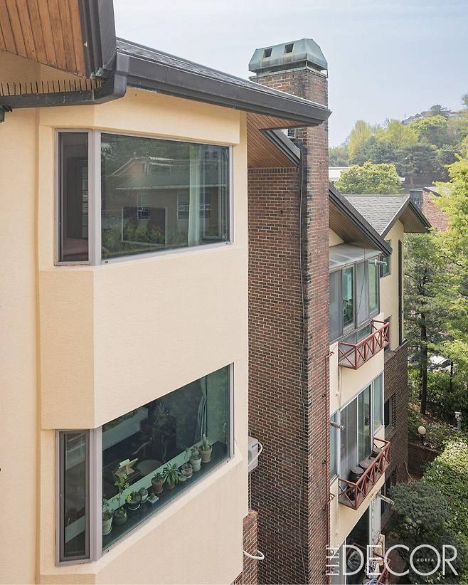 오래된 벽돌 외관이 안정감을 주는 빌라.