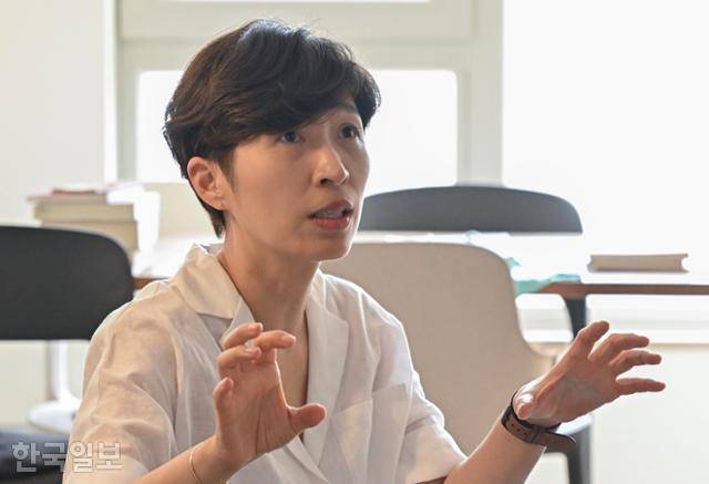 상업적 시나리오를 어떻게 쓰는지 전혀 몰랐던 그가, 고치고 또 고치면서 계속 쓸 수 있었던 원동력은 박찬욱 감독이었다. 그의 장점만을 보고 말하고 격려한 덕분이었다. 정다빈 기자