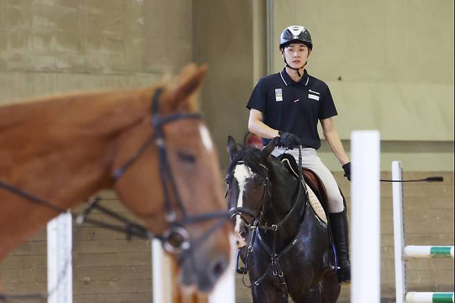 <yonhap photo-4011=""> 승마 훈련하는 전웅태 (문경=연합뉴스) 임화영 기자 = 28일 경북 문경시 국군체육부대에서 열린 2024 파리올림픽 근대5종 미디어데이에서 전웅태가 승마 훈련을 하고 있다. 2024.6.28 hwayoung7@yna.co.kr/2024-06-28 13:07:38/ <저작권자 ⓒ 1980-2024 ㈜연합뉴스. 무단 전재 재배포 금지, AI 학습 및 활용 금지></yonhap>