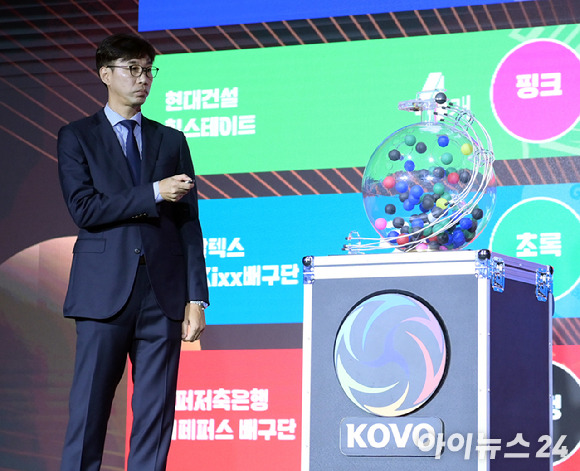 10일 오후 서울 강서구 메이필드 호텔에서 열린 2023~2024 KOVO 여자 신인선수 드래프트에서 김세진 KOVO 경기운영 본부장이 구단 순위 추첨을 하고 있다. [사진=정소희 기자]