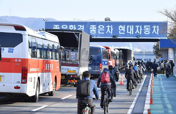 현대자동차 울산공장 2조 근로자들이 오토바이와 자전거를 타고 북구 현대차 명촌 정문으로 출근을 하고 있다. [사진=뉴시스]