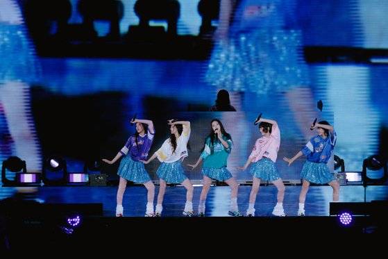 뉴진스가 27일 첫 일본 팬미팅 ‘버니즈 캠프 2024 도쿄돔’에서 공연하고 있다. [사진 어도어]