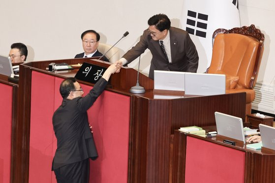 주호영 신임 국회부의장(왼쪽)이 27일 본회의장에서 우원식 국회의장과 악수하고 있다. 국회는 이날 국회부의장과 7개 상임위원장을 선출하고 22대 전반기 원 구성을 마무리했다. 전민규 기자