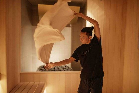 독일 사우나의 꽃으로 불리는 아우프구스 퍼포먼스를 하고 있는 모습. 사진 시부야 사우나스