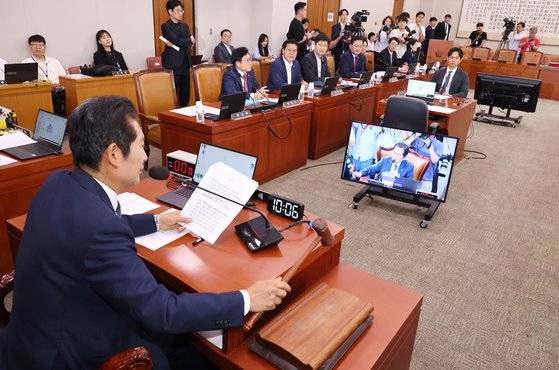 더불어민주당 소속 정청래 위원장이 25일 오전 국회에서 열린 '공영방송지배구조 개선법'(방송3법)을 상정해 심의하는 법제사법위원회 전체회의를 잠시 정회하고 있다. 연합뉴스