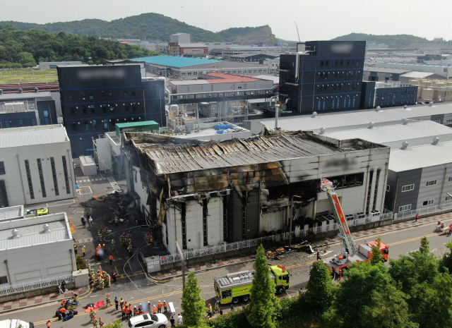 ▲ 지난 24일 경기도 화성시 서신면 소재 일차전지 제조업체 공장 화재 현장에서 소방관들과 구급대원들이 시신을 수습하고 있다. [공동취재]