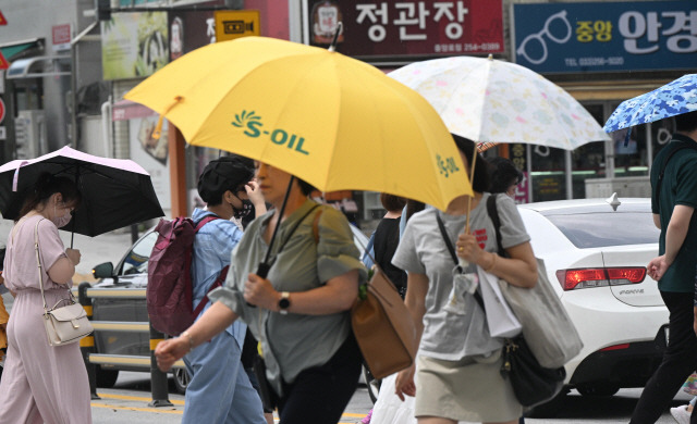 ▲ 비가 내린 지난 23일 춘천 중앙로에서 우산을 쓴 시민들이 발걸음을 옮기고 있다. [연합뉴스 자료사진]