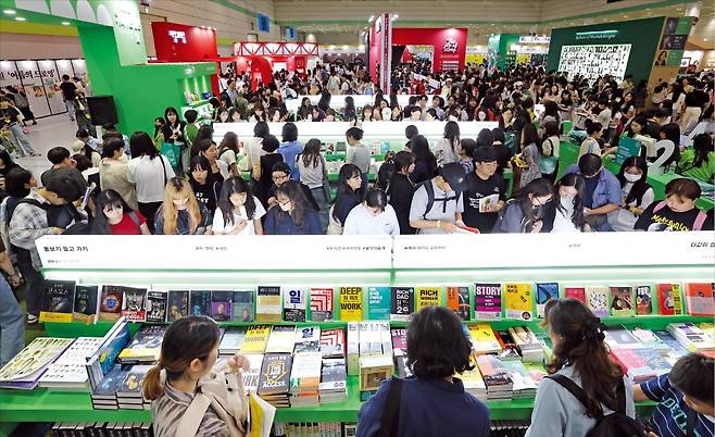 국내 최대 책 축제 ‘2024 서울국제도서전’이 오는 30일까지 서울 삼성동 코엑스에서 열린다. ‘후이늠’을 주제로 열리는 올해 축제엔 총 19개국, 452개 업체가 참여해 도서 판매를 비롯해 강연, 사인회 등을 진행한다.  /최혁 기자