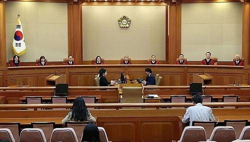 이종석 헌법재판소장과 재판관들이 지난 27일 서울 종로구 헌법재판소 대심판정에서 열린 '친족상도례' 형법 328조 위헌소원 심판에 대한 선고를 위해 입장한 뒤 자리에 앉아있다. 사진=연합뉴스&nbsp;&nbsp;