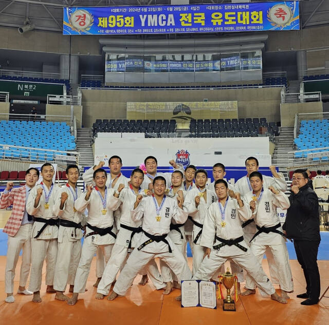 제95회 YMCA 전국유도대회 남고부 단체전서 2연패를 달성하며 시즌 4관왕에 오른 의정부 경민고 선수단이 기념촬영을 하고있다.경민고 제공