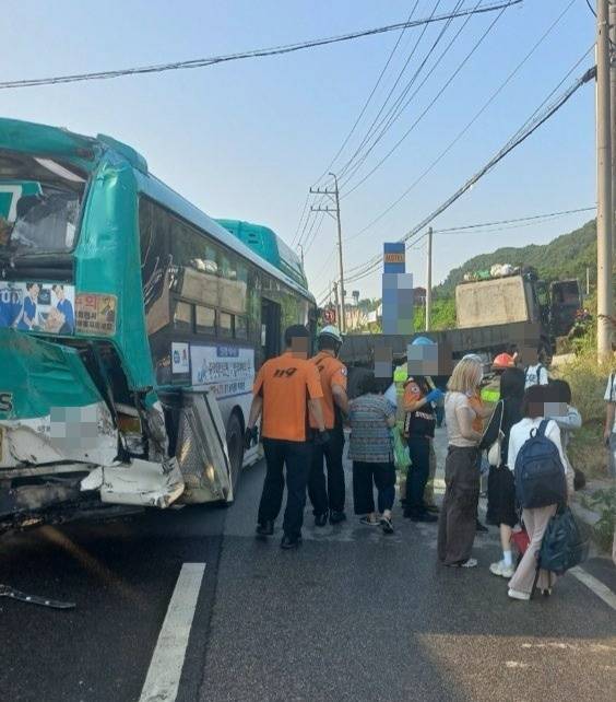 안성시 삼죽면의 한 도로에서 버스 2대와 대형 화물차 1대가 부딪치는 사고가 발생했다. 사고 당시 모습. 박석원기자