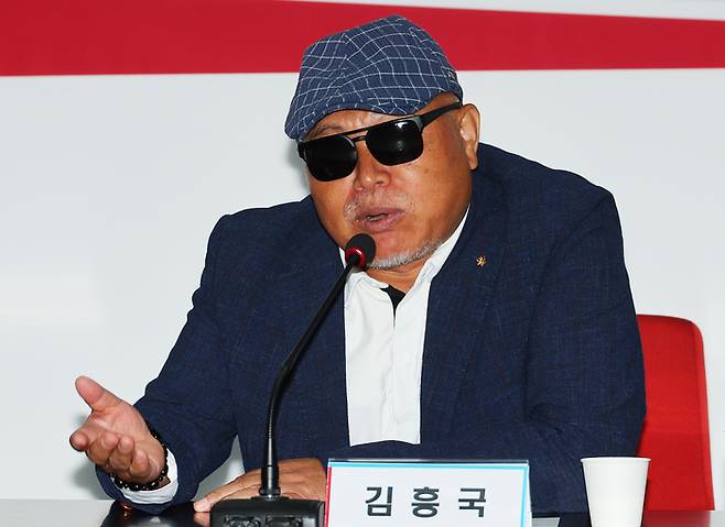 가수 김흥국씨가 지난 4일 오전 서울 여의도 국민의힘 중앙당사에서 열린 2024 총선 지원 연예인 자원봉사단 간담회에서 발언하고 있다. [사진 출처 = 연합뉴스]