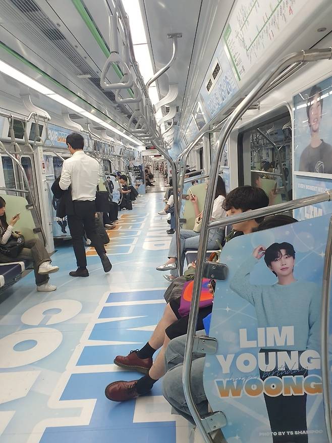 임영웅 음원 응원 카페 ‘히어로이즘’이 임영웅의 서울월드컵경기장 콘서트와 생일을 축하하며 서울 지하철 2호선 열차 한 대를 임영웅 광고로 가득 채웠다. [지혜진 기자]