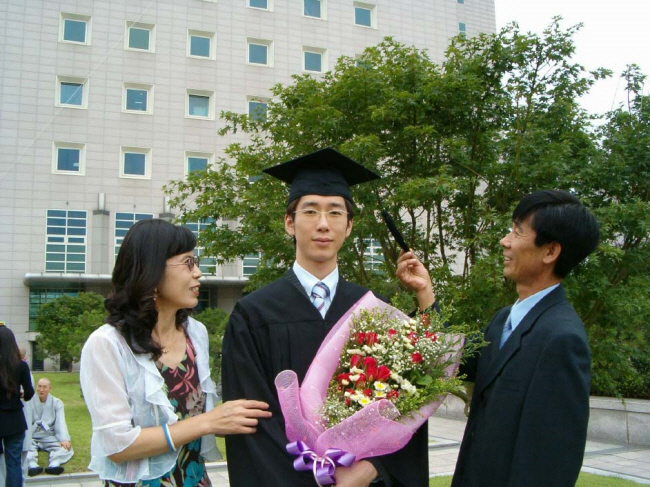 박진성(가운데) 씨가 연세대 졸업식에서 어머니, 아버지와 함께 찍은 사진.  사랑의장기기증운동본부 제공