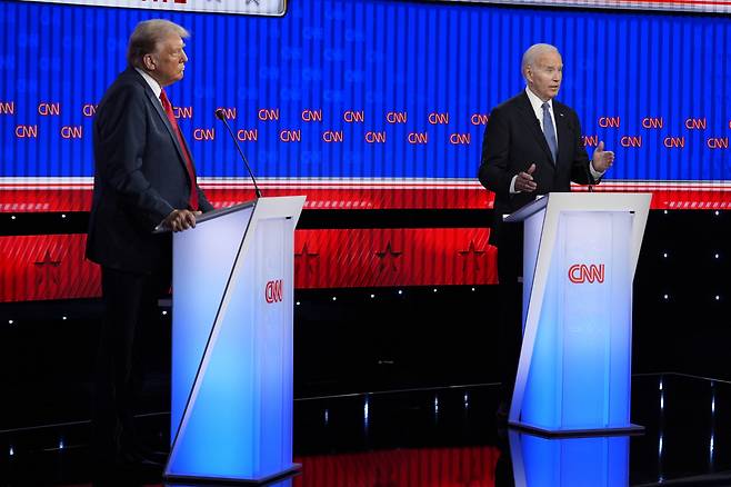 조 바이든 미국 대통령과 도널드 트럼프 전 대통령이 27일(현지시간) 첫 대선 후보 TV 토론을 하고 있다. [AP]