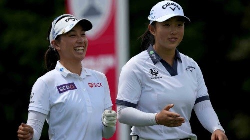 첫날 공동 선두에 나선 인뤄닝(왼쪽)가 아타야 티티쿤 조. [사진=LPGA]