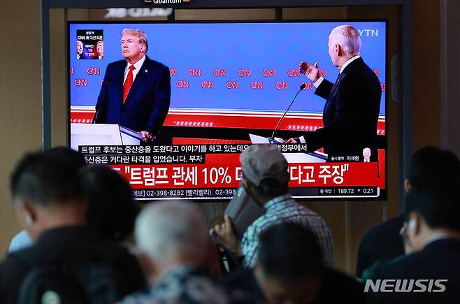 [서울=뉴시스] 고범준 기자 = 28일 오전 서울역 대합실에서 시민들이 조 바이든 대통령과 도널드 트럼프 전 대통령의 2024 미국 대선 첫 번째 TV 토론회 생방송 화면을 시청하고 있다. 2024.06.28. bjko@newsis.com