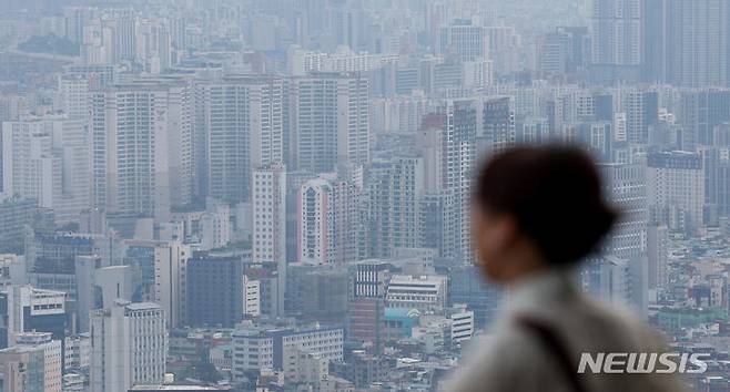 [서울=뉴시스] 김진아 기자 = 서울의 전세가격이 57주째 상승세를 이어가고 있다. 한국부동산원이 최근 발표한 6월 셋째 주 전국 아파트 가격 동향에 따르면 이번 주 전국 전세가격은 0.04% 상승했다. 올해 누적 전세가격 변동률은 서울 2%, 경기 1.54%, 인천 2.89%로 전국 평균 0.67%를 상회했다. 서울은 이번 주 0.17% 올라 57주 연속 상승했다. 사진은  서울 중구 남산에서 바라본 아파트 단지. 2024.06.23 bluesoda@newsis.com