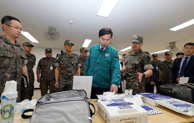 [서울=뉴시스] 김선호 국방부차관은 28일 오후, 육군 제55보병사단을 방문해 혹서기에 대비한 신병교육대대의 교육준비상태 및 교육현장을 점검하고 교관, 조교들과 만나 토론했다. (사진=국방부 제공) 2024.06.28. photo@newsis.com *재판매 및 DB 금지