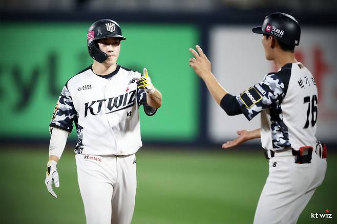 [서울=뉴시스] KT 위즈 홍현빈이 28일 수원 삼성 라이온즈전에서 9회말 끝내기 2타점 3루타를 쳤다. 사진은 지난 18일 롯데 자이언츠와 경기에 출전한 홍현빈. 2024.06.18. (사진=KT 제공) *재판매 및 DB 금지