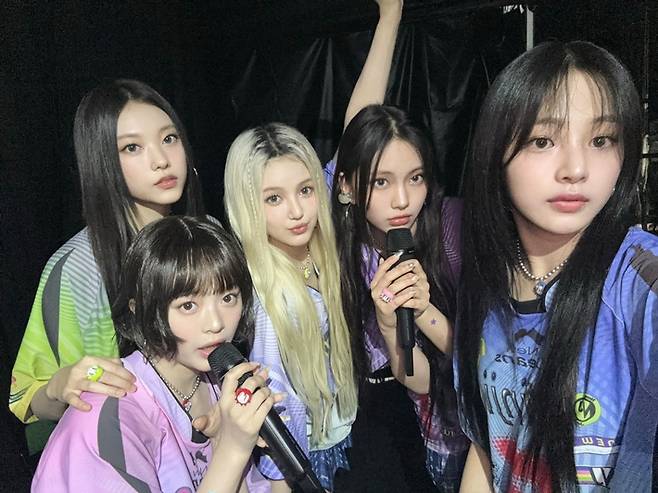 지난 26~27일 이틀 동안 일본 도쿄돔에서 '버니즈 캠프 2024 도쿄돔'을 연 그룹 뉴진스. 뉴진스 재팬 공식 트위터