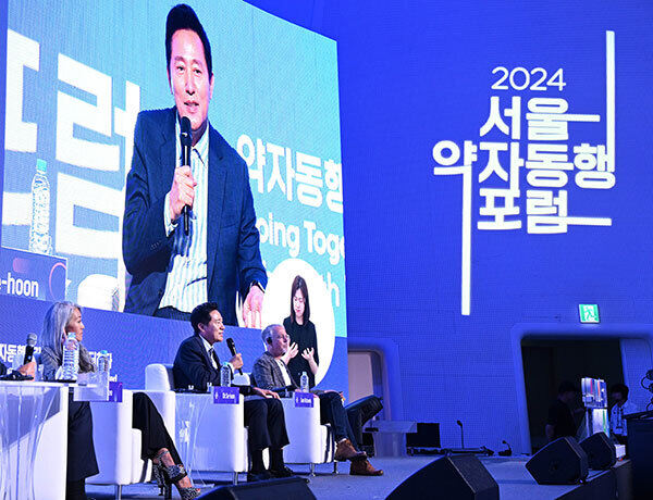 오세훈 서울시장(가운데)이 27일 서울 동대문디자인플라자(DDP)에서 열린 ‘2024 서울 약자동행 포럼’ 특별대담에서 서울시의 ‘약자와의 동행’ 정책 추진 배경과 성과를 묻는 질문에 답하고 있다. 왼쪽부터 미국 저널리스트 메이 리 로투스미디어하우스 대표, 오 시장, 샘 리처드 펜실베니아주립대학교 교수. 서울시 제공