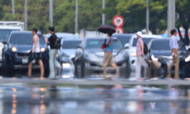 전국 대부분 지역에서 낮 기온이 30도 이상을 기록한 28일 서울 여의대로 위로 지열로 인한 아지랑이가 피어오르고 있다. 연합뉴스