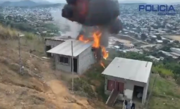 사진=에콰도르 경찰이 범죄학교 건물을 철거하고 있다. (출처=에콰도르 경찰)