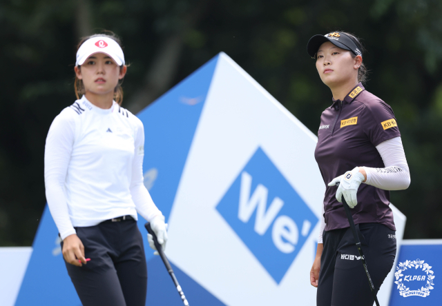 KLPGA 투어 장타 1위 방신실(오른쪽)과 장타 2위 황유민. 사진 제공=KLPGA