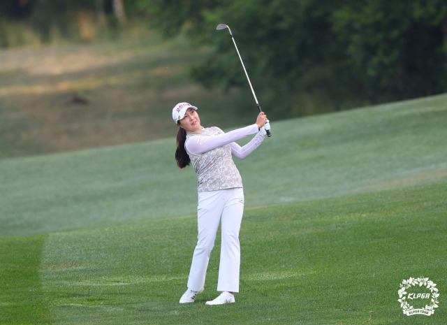 서연정이 28일 맥콜·모나 용평 오픈 1라운드 10번 홀에서 아이언 샷을 하고 있다. 사진 제공=KLPGA