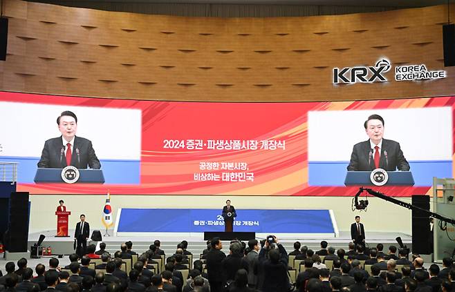 윤석열 대통령은 금투세가 코리아 디스카운트의 요인이라고 주장했다.[사진=뉴시스]