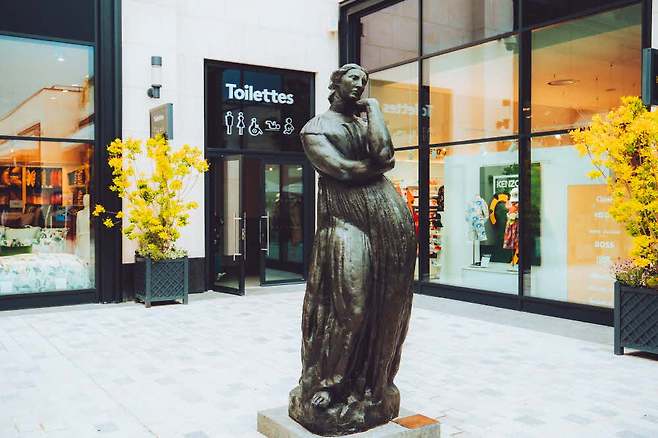 아웃렛을 돌아다니다 보면 조각가 앙투안 부르델(Emile Antoine Bourdelle)의 작품도 감상할 수 있다