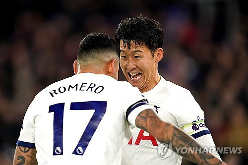 시즌 종료 후 국내에서 휴식 중인 손흥민이 서울의 한 축구장서 깜짝 등장했다. 한 축구 팬이 28일 온라인 커뮤니티에 올린 손흥민과 공 찬 후기 글에는 일반인들과 공을 차는 손흥민의 사진과 영상이 올라왔다. 연합뉴스에 따르면 손흥민 측은 27일 저녁 축구장에 간 게 맞다고 확인하면서 개인적으로 운동하러 갔던 것이라고 전했다. 작성자는 오늘만큼은 내가 성공한 덕후, 대한민국에서 가장 운 좋은 남자라고 생각한다고 감격했다. 연합뉴스