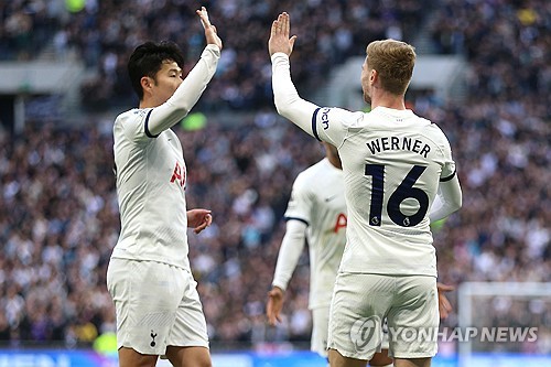 시즌 종료 후 국내에서 휴식 중인 손흥민이 서울의 한 축구장서 깜짝 등장했다. 한 축구 팬이 28일 온라인 커뮤니티에 올린 손흥민과 공 찬 후기 글에는 일반인들과 공을 차는 손흥민의 사진과 영상이 올라왔다. 연합뉴스에 따르면 손흥민 측은 27일 저녁 축구장에 간 게 맞다고 확인하면서 개인적으로 운동하러 갔던 것이라고 전했다. 작성자는 오늘만큼은 내가 성공한 덕후, 대한민국에서 가장 운 좋은 남자라고 생각한다고 감격했다. 연합뉴스