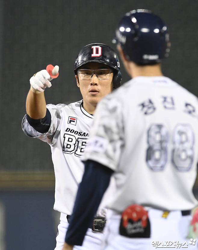 20일 오후 서울 송파구 잠실야구장에서 열린 '2024 신한 SOL Bank KBO리그' NC 다이노스와 두산 베어스의 경기, 8회말 2사 두산 허경민이 안타를 때려낸 뒤 세리머니를 하고 있다. 엑스포츠뉴스DB