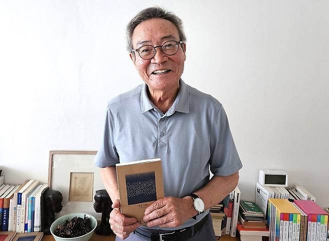 불문학자 김화영 고려대 명예교수 (서울=연합뉴스) 김용래 기자 = 불문학자이자 에세이스트인 김화영 고려대 명예교수가 지난 20일 서울 성동구 자택에서 자신이 번역한 알베르 카뮈의 산문집 '결혼·여름'의 개정판을 들고 웃고 있다. 2024.6.24 yonglae@yna.co.kr