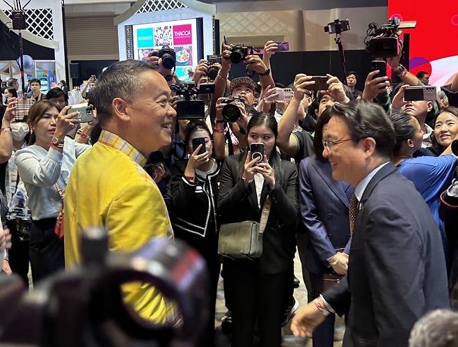 한국관 방문한 세타 태국 총리(왼쪽)과 박용민 주태국 대사 [주태국 한국문화원 제공. 재판매 및 DB 금지]