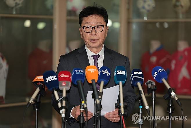 축구국가대표 전력강화위원회 브리핑 (서울=연합뉴스) 김인철 기자 = 정해성 축구국가대표 전력강화위원장이 2일 서울 종로구 대한축구협회에서 제5차 전력강화위원회 결과 브리핑을 하고 있다. 2024.4.2 yatoya@yna.co.kr