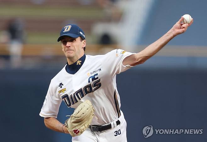 NC 선발 하트 (창원=연합뉴스) 김동민 기자 = 2일 경남 창원NC파크에서 열린 2024 KBO 리그 LG 트윈스 대 NC 다이노스 경기. 1회 초 NC 선발 하트가 역투하고 있다. 2024.5.2 image@yna.co.kr