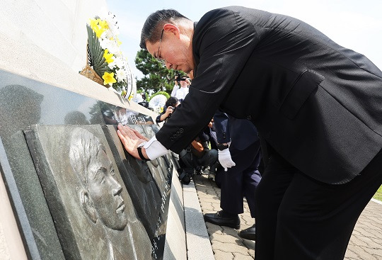 신원식 국방부 장관이 29일 경기도 평택시 해군 제2함대 사령부에서 열린 제2연평해전 승전 22주년 기념식에서 해전 영웅들의 얼굴 부조상을 어루만지고 있다. 사진=뉴시스