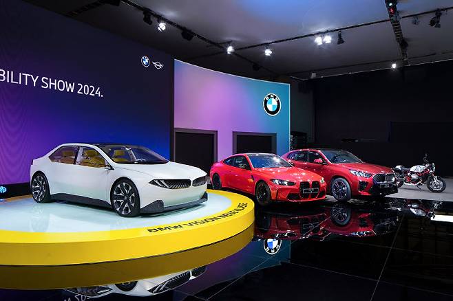 왼쪽부터 BMW 비전 노이어 클라쎄, BMW 뉴 M4, BMW 올 뉴 iX2, BMW 뉴 R 12 nineT.(사진=BMW그룹코리아)