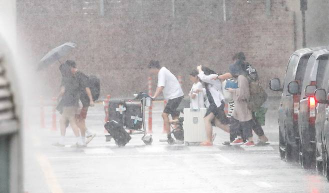 제주국제공항에 굵은 장맛비가 쏟아지고 있다 (서잔=뉴시스)