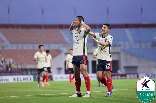 최기윤(김천)이 득점 후 세리머니를 하고 있다. 사진=한국프로축구연맹