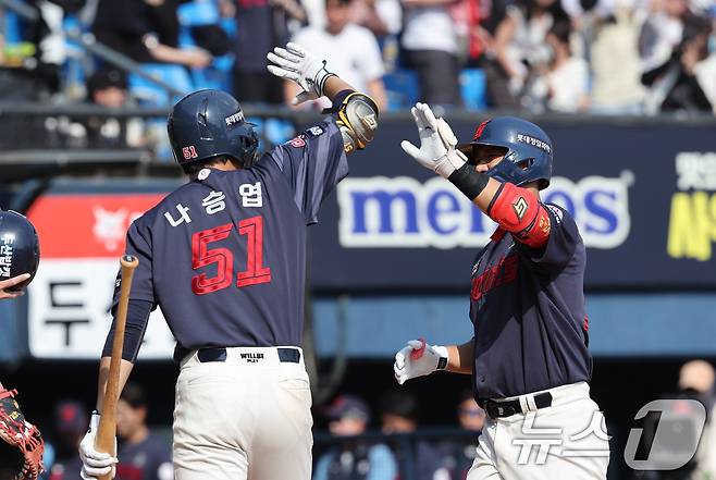 19일 오후 서울 송파구 잠실야구장에서 열린 프로야구 '2024 신한 SOL 뱅크 KBO리그' 롯데 자이언츠와 두산 베어스의 경기, 7회초 무사 2루 롯데 김민성이 동점 2점 홈런을 친 뒤 나승엽과 기쁨을 나누고 있다. 2024.5.19/뉴스1 ⓒ News1 박지혜 기자