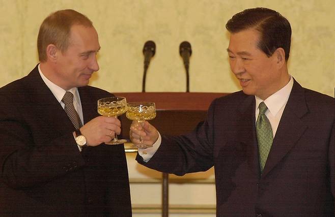 김대중 대통령이 2001년 2월 27일 저녁 방한중인 푸틴 러시아 대통령을 위해 마련한 환영만찬에서 건배하고 있다. /조선일보 DB